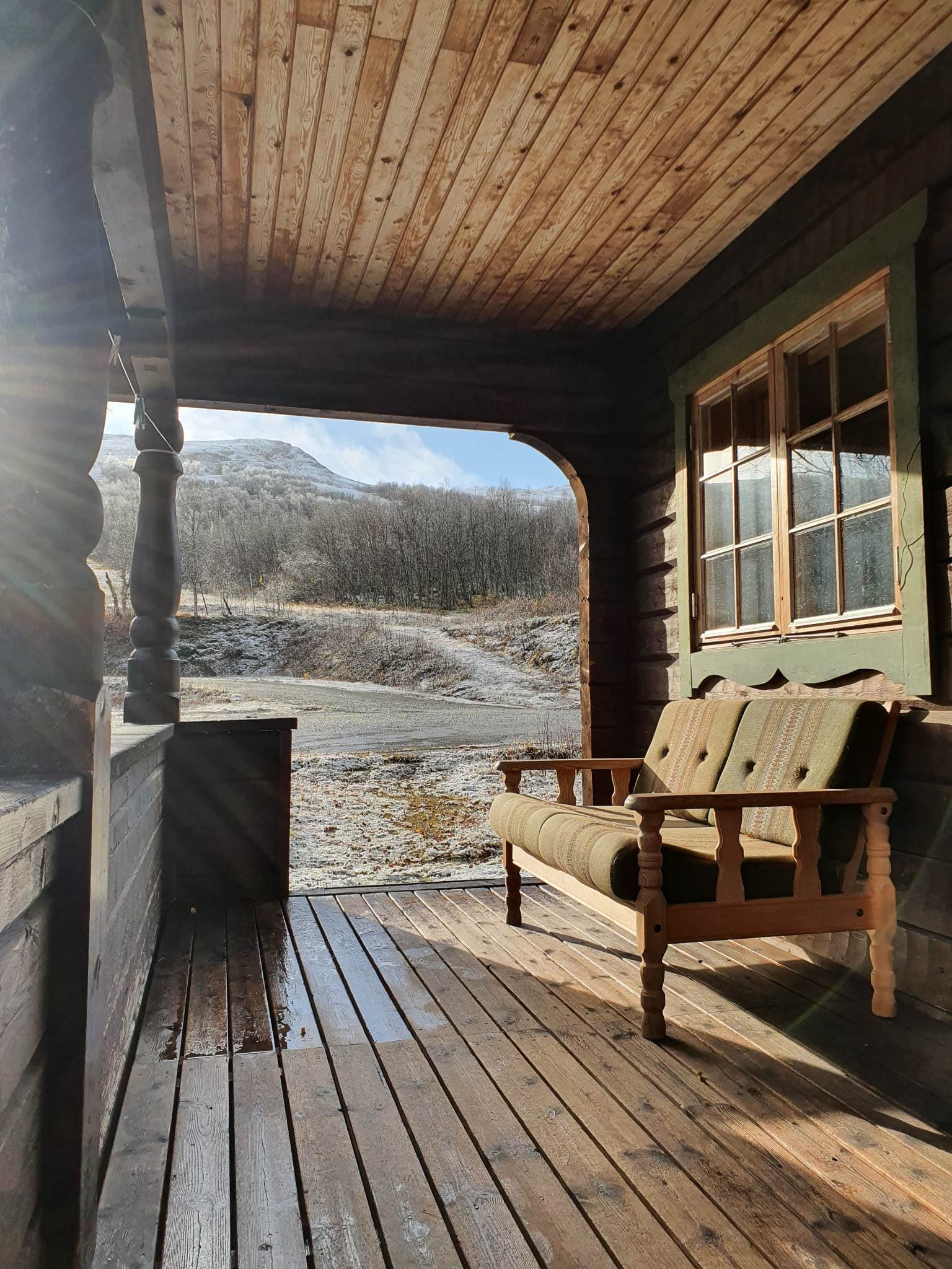 The porch with view of the mountains