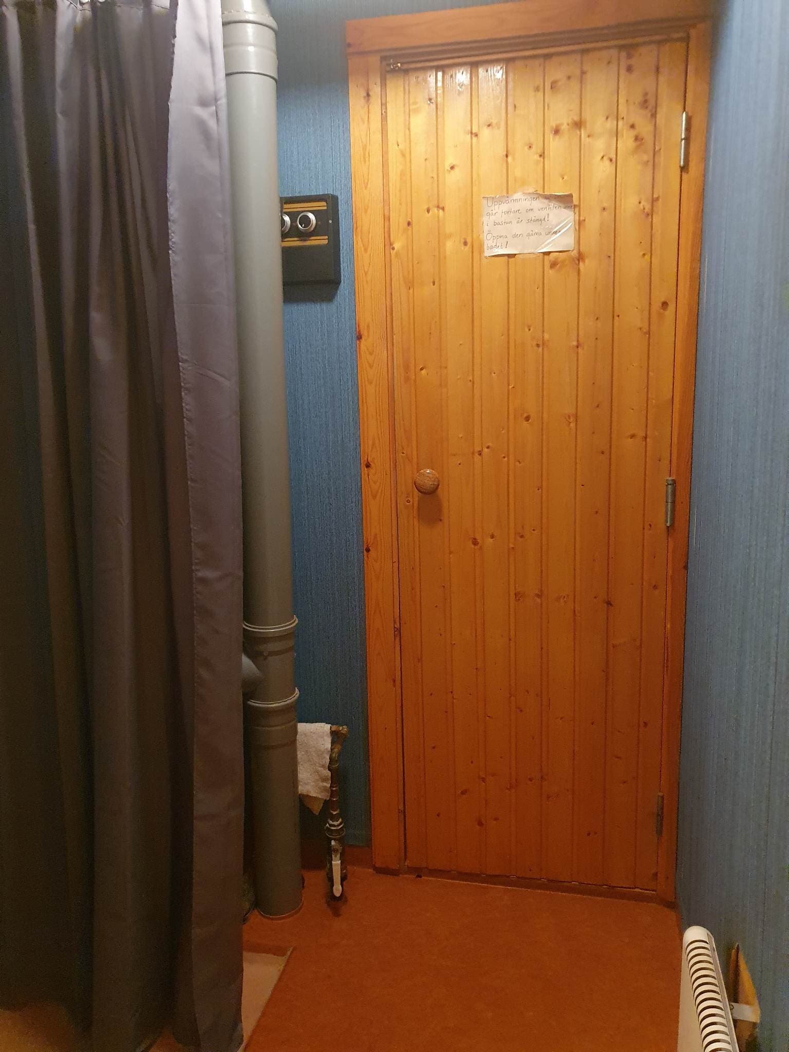 The shower and entrence to the sauna